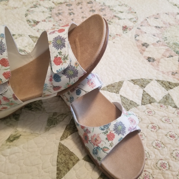 💐 Easy Spirit Floral Sandals - Picture 7 of 14